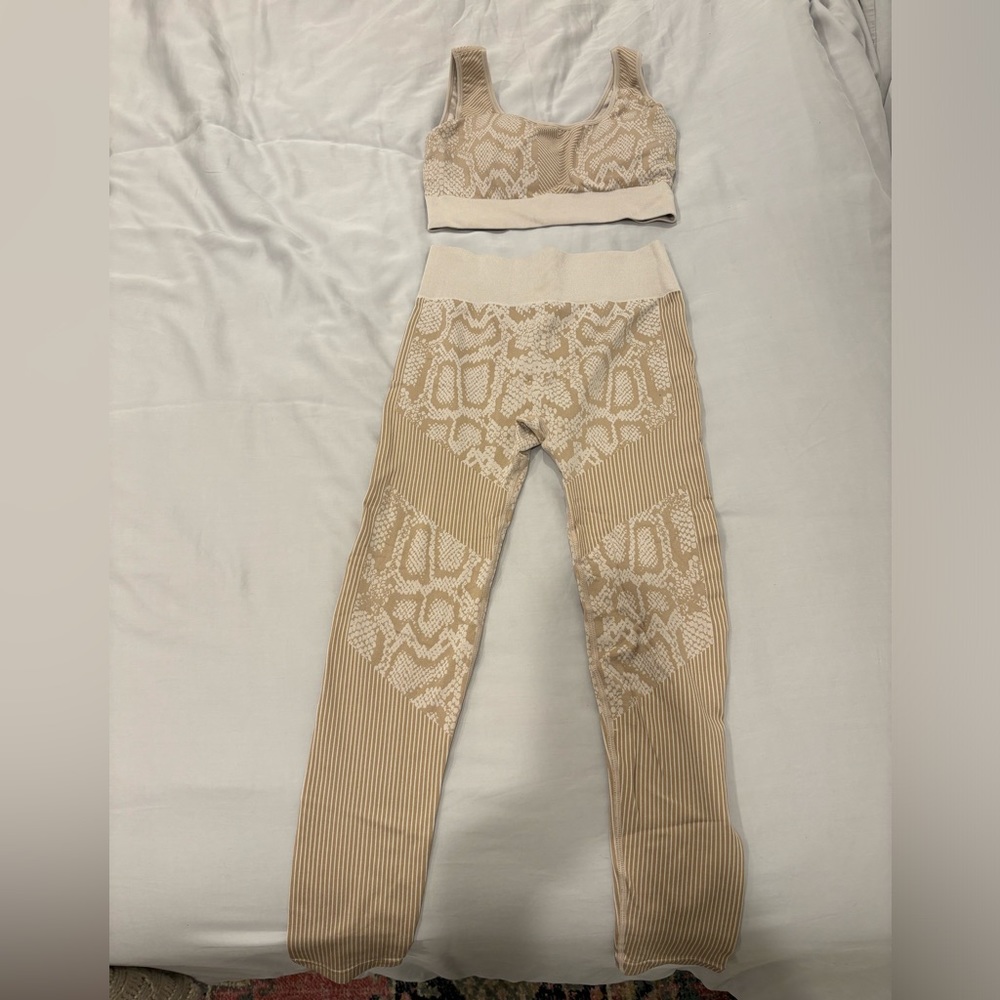 Amazon leopard workout set. Sports bra & leggings